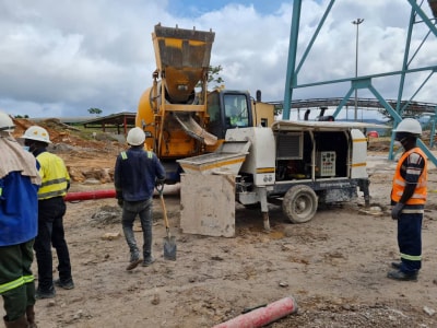 Bomba de hormigón DHBT40 y camión hormigonera autocargable HMC350 en Ghana